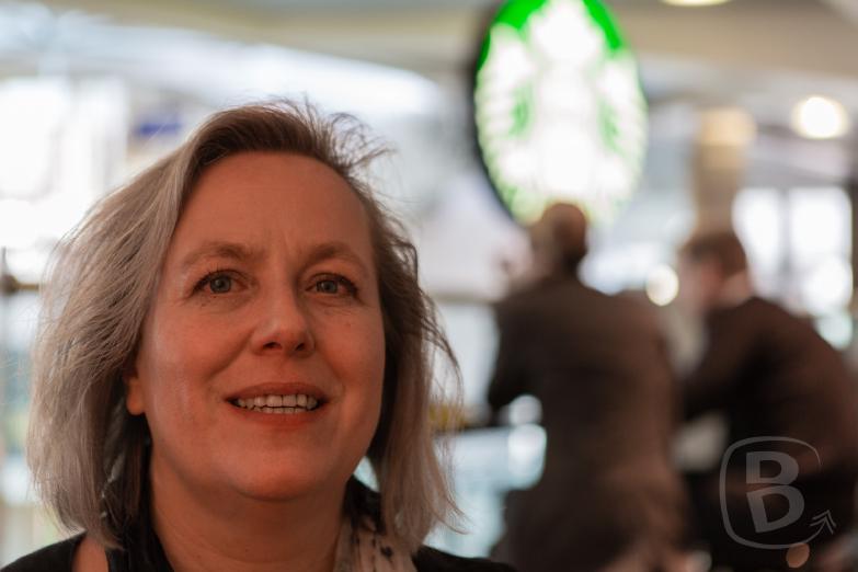 Berlin | Jeannette kurz vor dem Abflug nach München im Starbucks