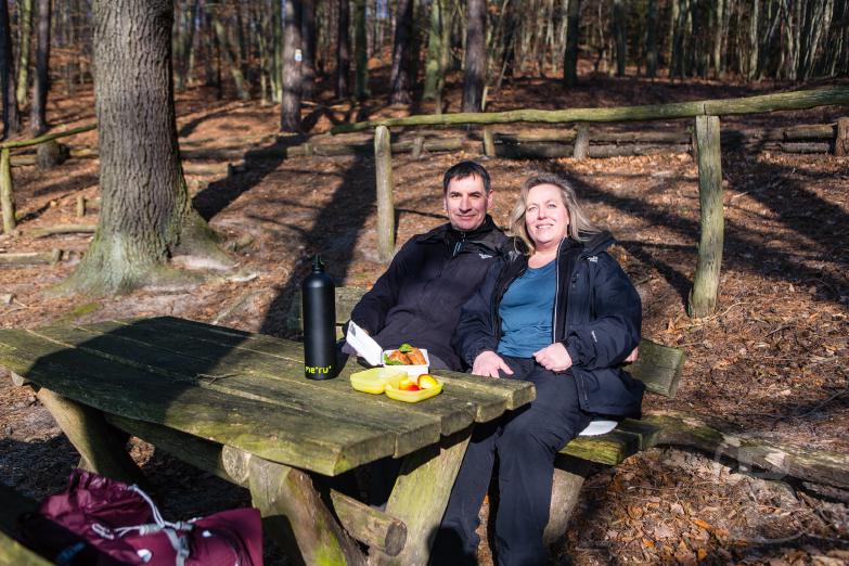 Jeannette und Dirk sitzen in der Sonne beim Picknick.