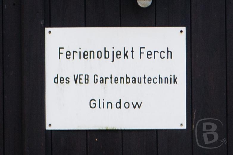 Nurdachhaus in Ferch mit altem VEB Schild