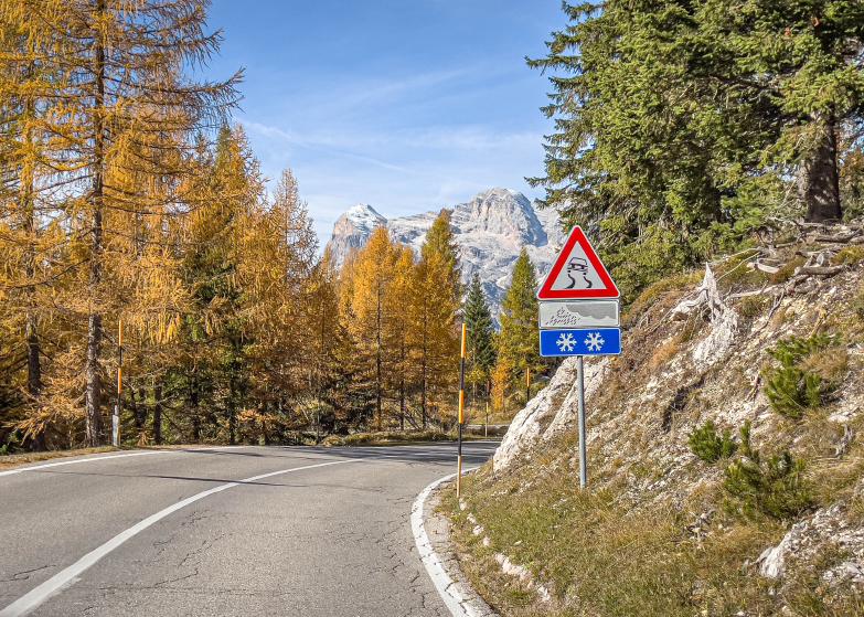 Straße vor Cortina d’Ampezzo