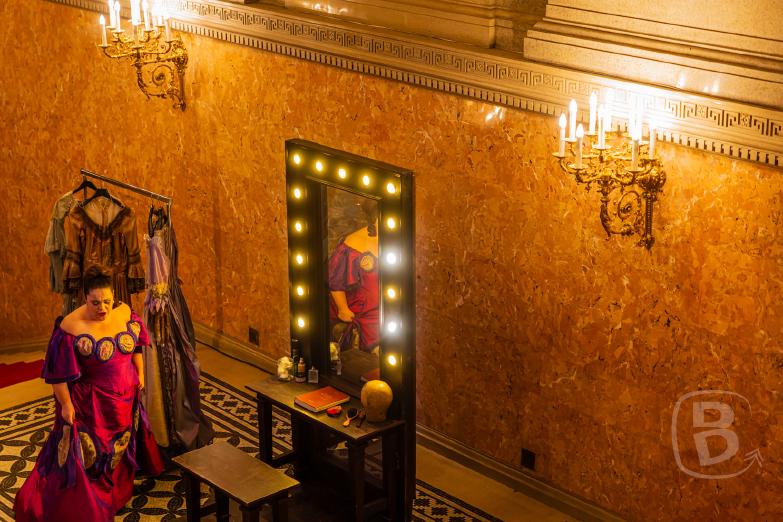 Budapest | Operndarbietung im Treppenhaus der Ungarischen Staatsoper