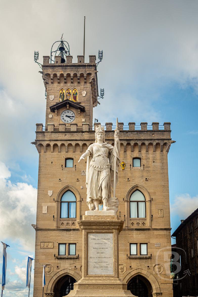 San Mario | Statua della Libertà vor dem Palazzo Pubblico della Repubblica di San Marino