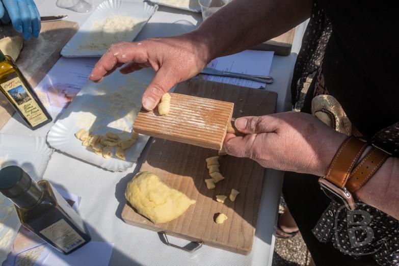 Pentolina | Jeannette beim Herstellen der Gnocchi