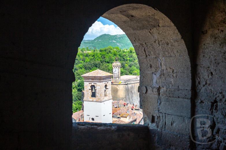 Sorano | Blick auf die Kirche