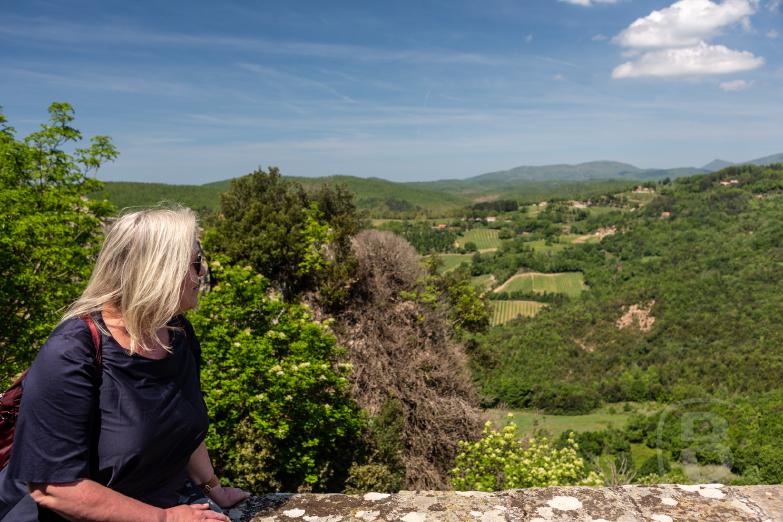 Roccatederighi | Jeannette blickt ins Tal