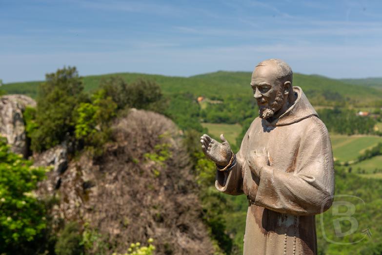 Roccatederighi | Statue des Pio von Pietrelcina vor der Kirche San Martino Vescovo