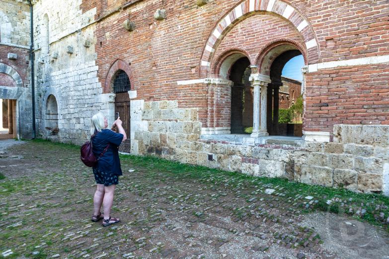 Abbazia di San Galgano | Jeannette beim Fotografieren