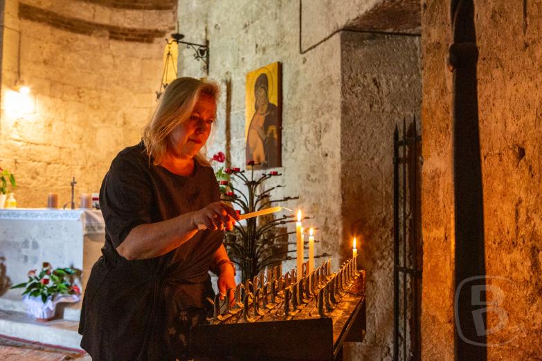 Cappella di San Galgano a Montesiepi | Jeannette zündet eine Kerze an