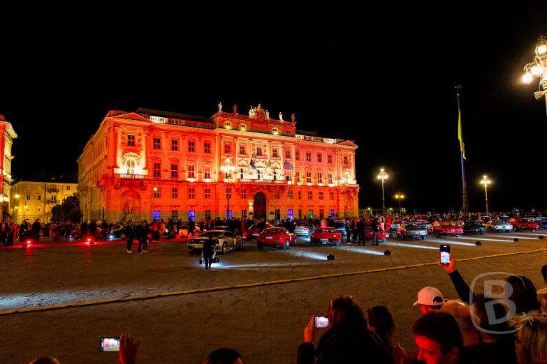 Italien/Triest | Ferraris auf der Piazza dell’Unità d’Italia