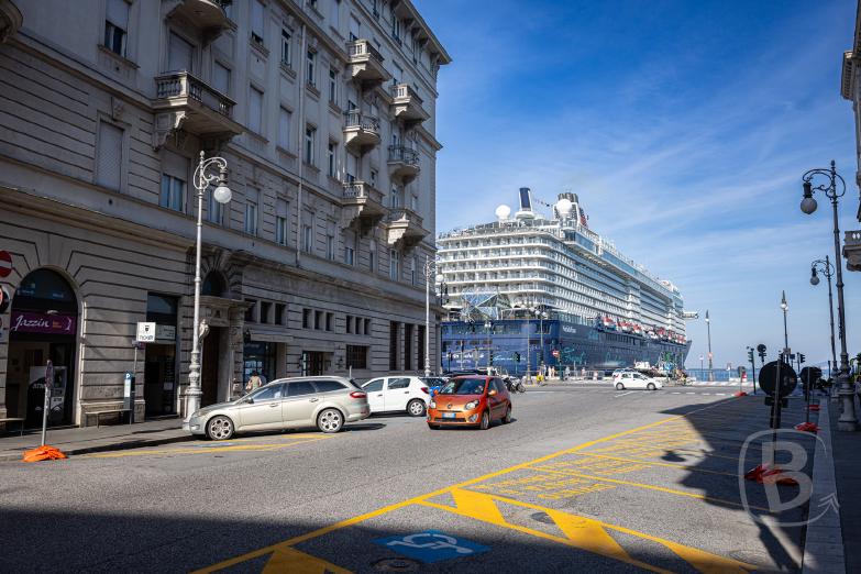 Italien/Triest | Mein Schiff 6 im Hafen von Triest