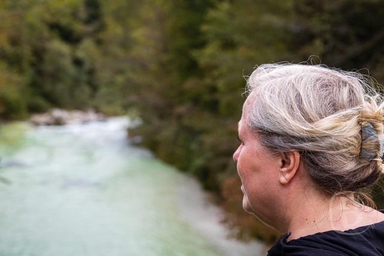 Slowenien/Bovec | Jeannette auf der Romantic Bridge at soca river