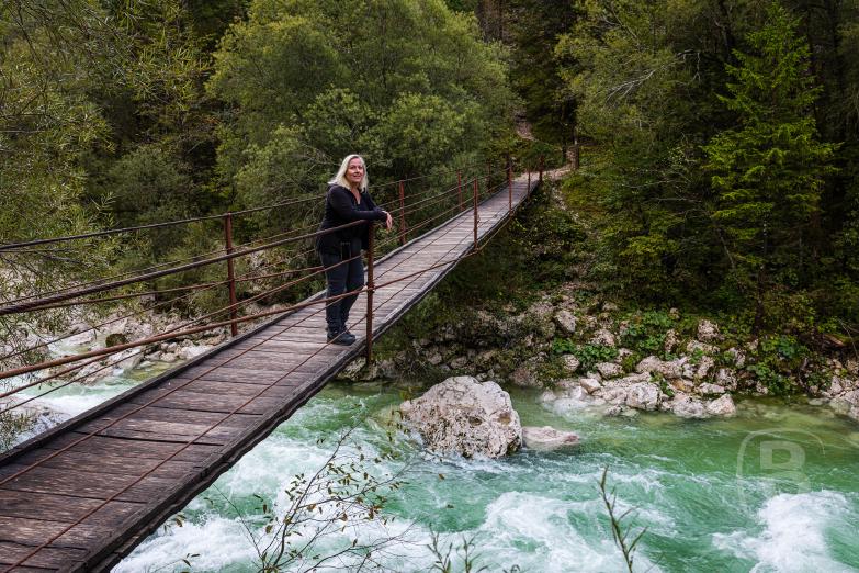 Slowenien/Bovec | Jeannette auf auf der Brücke über der Soča