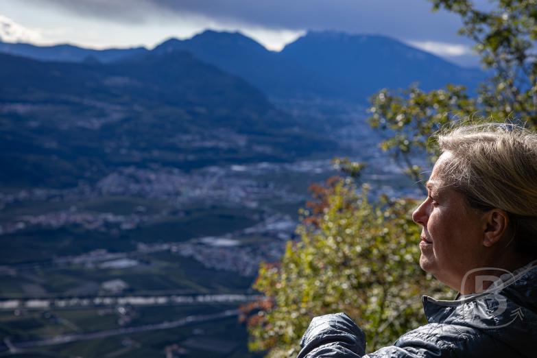 Italien/Trentino | Jeannette am Aussichtspunkt Etschtal