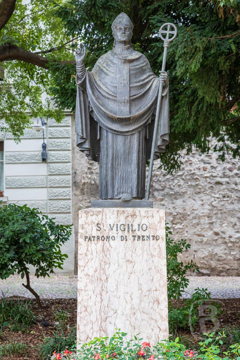 Italien/Trient | Statue von San Vigilio, Patron von Trient vor dem Dom