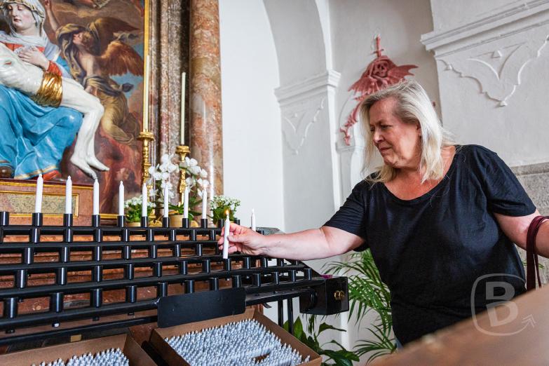 Östereich/Linz | Minoritenkirche - Jeannette zündet eine Kerze an