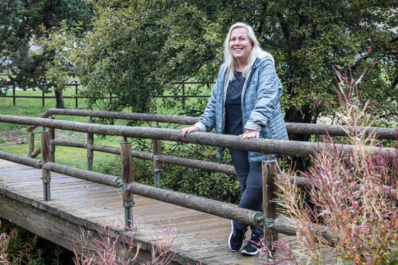 Vall de Núria | Jeannette auf einer Brücke am Stausee