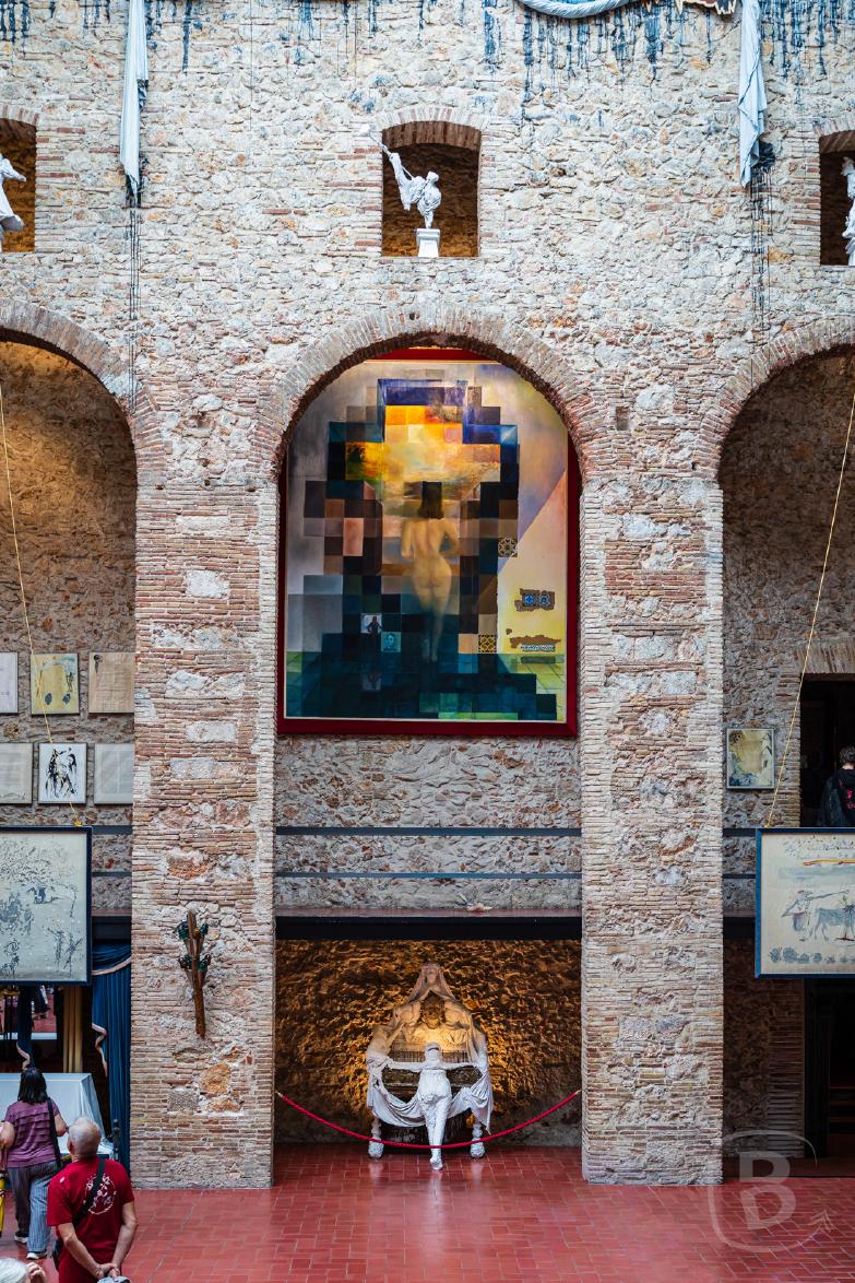 Figueres / Teatre-Museu Dalí | Gala Contemplating the Mediterranean Sea