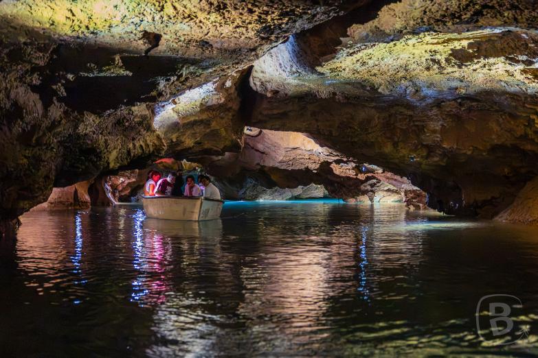 Höhle von San José | Boot auf dem Fluß