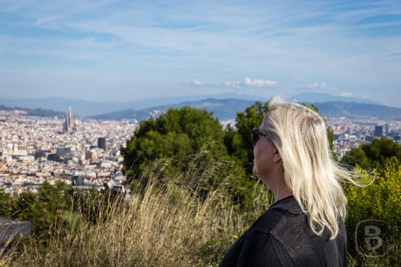 Barcelona / Castell de Montjuïc | Jeannette schaut auf die Basílica de la Sagrada Família