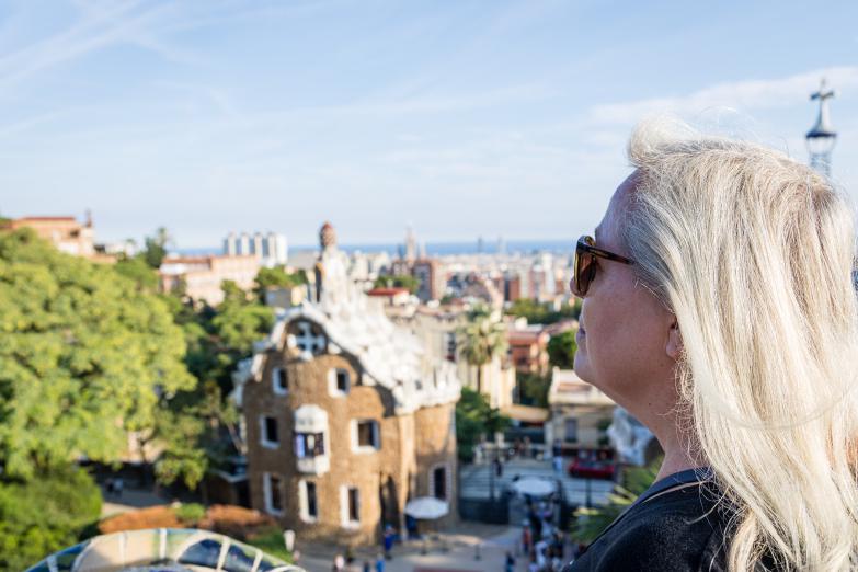 Barcelona / Parc Güell | Jeannette schaut auf den Pabellón de administración