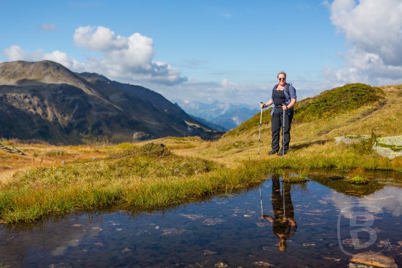 Bergsee | Jeannette hinter einem Bergsee auf dem Galzig