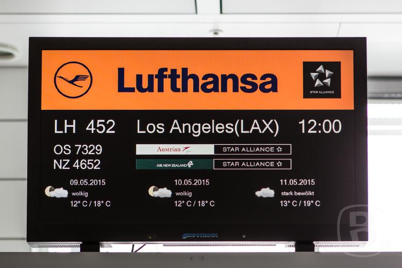 Flughafen München | Abflugtafel am Gate im Flughafen