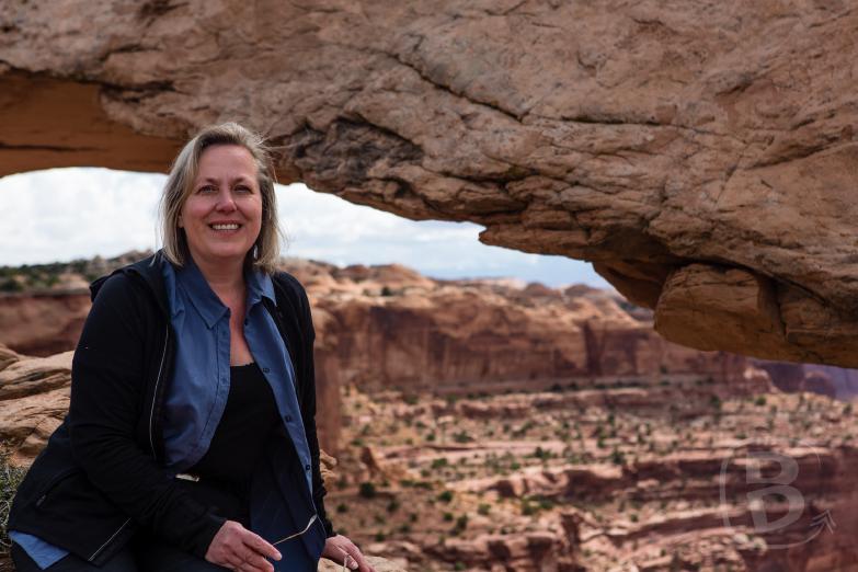 Canyonlands National Park / Island in the Sky | Jeannette sitzt vor dem Mesa Arch