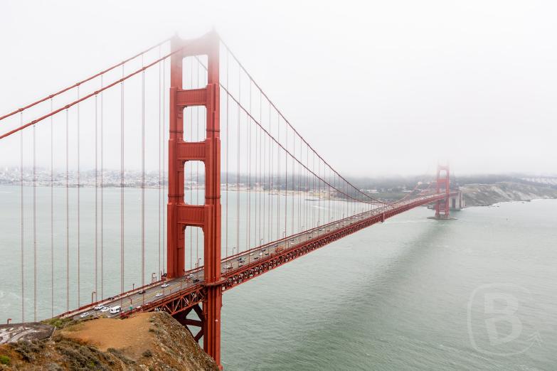 San Francisco | Blick auf die wolkenverhangene Golden Gate Bridge. Fotografiert von Battery Spencer - Sausalito