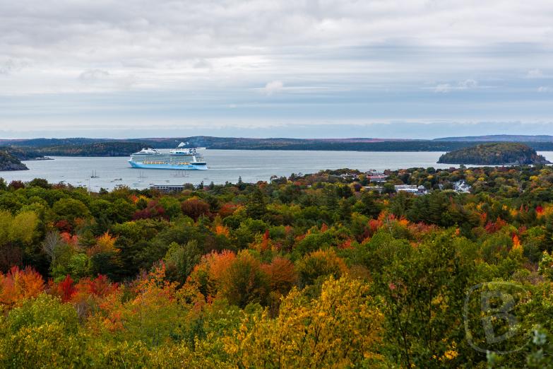 Acadia NP | Kreuzfahrschiff auf dem Mt Dessert Narrows