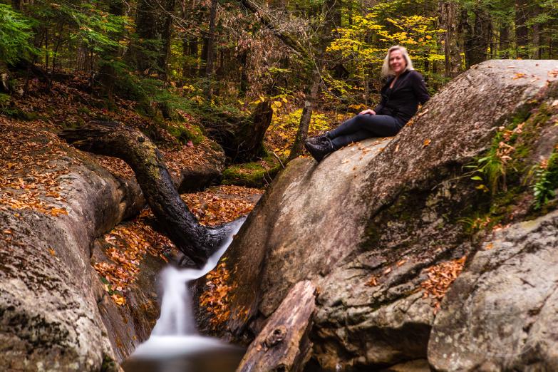 Franconia Notch SP | Jeannette sitzt am The Basin
