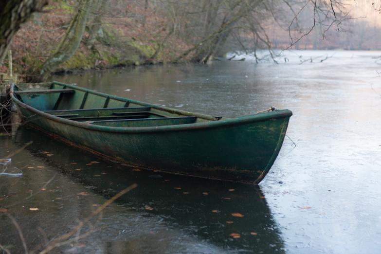 Fischerboot im vereisten Treppel See
