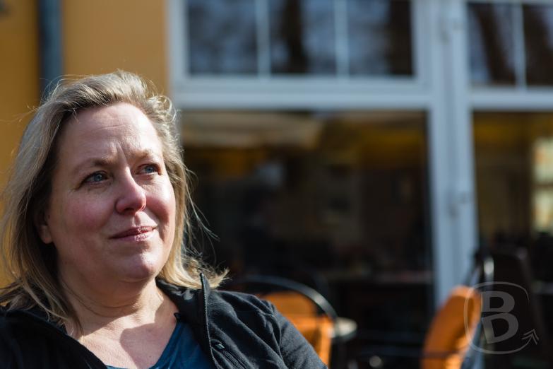 Zufriedene Jeannette nach dem Kaffee trinken im Restaurant Orangerie