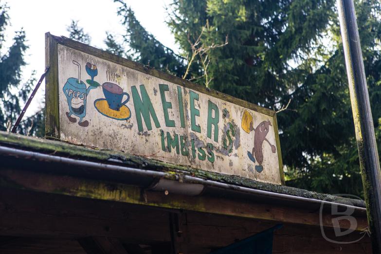 Meier’s Imbiss - So wie das Schild, sah auch der Rest des Imbisses aus. Zum Glück war er geschlossen.
