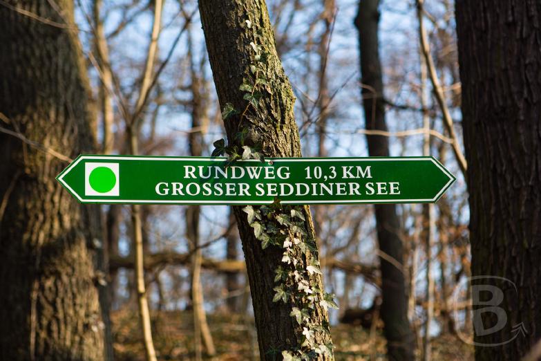 Beschilderung des Rundwegs um den See