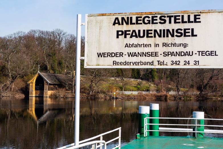 Pfaueninsel | Anlegestellestelle Pfaueninsel mit dem Bootshaus der Königlichen Fregatte im Hintergund